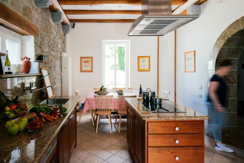 Terrasse extérieure aménagée avec vue sur le vignoble