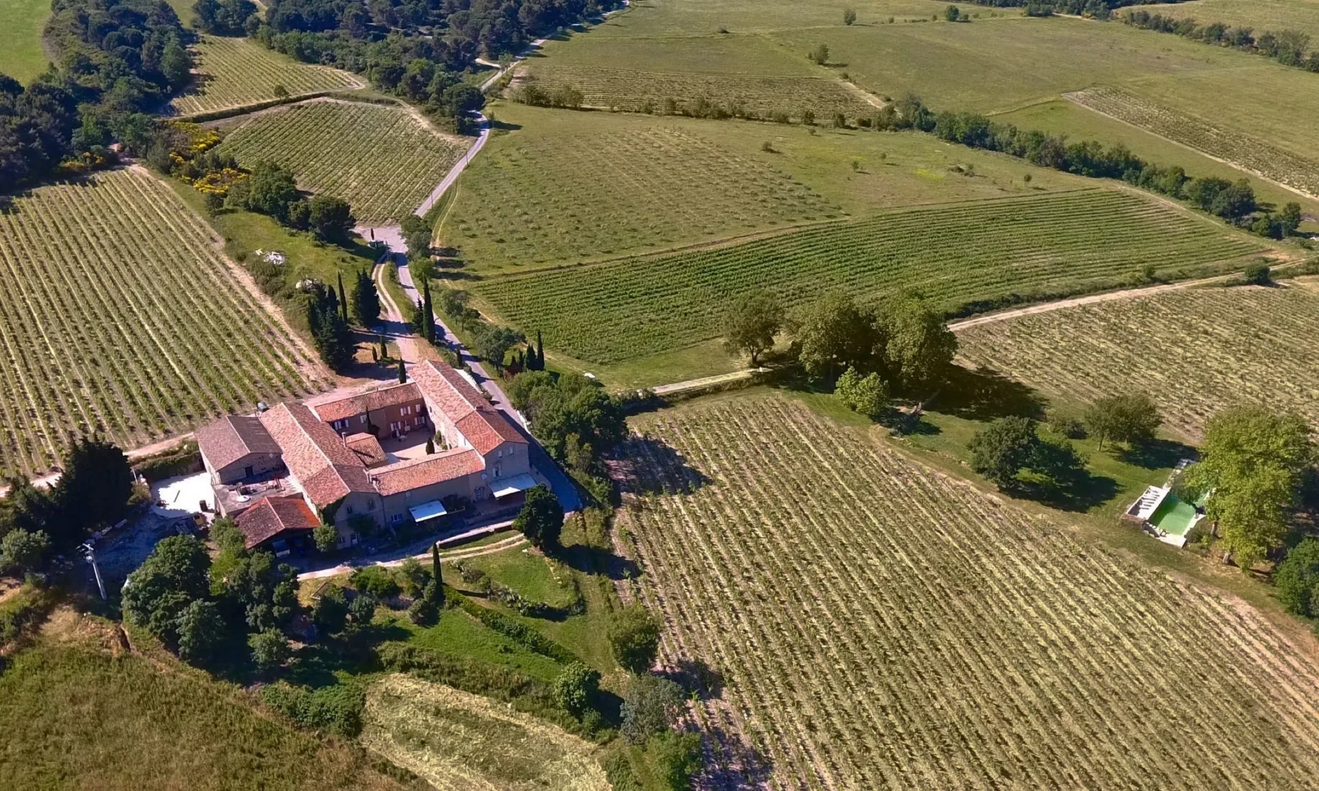 Gîte de groupe Château La Villatade à Sallèles-Cabardès — Vue extérieure du Château La Villatade au milieu des vignobles du Cabardès, capacité 26 personnes