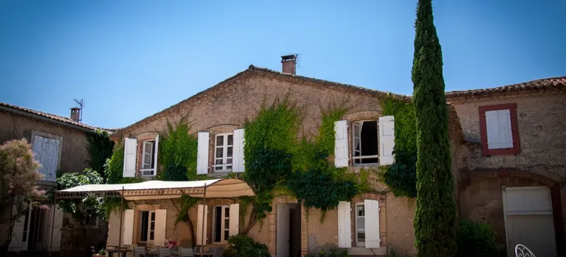 Le salon du gîte Côté Cour avec cheminée et canapés