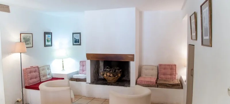 La cuisine équipée ouverte sur la salle à manger du gîte