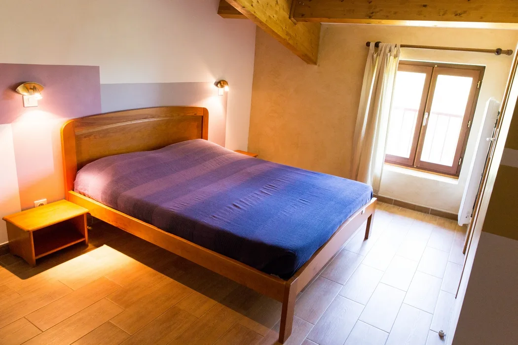 Gîte de groupe Domaine Bellelauze à Bouriège — Vue extérieure du Domaine Bellelauze avec les bâtiments en pierre restaurés, capacité 34 personnes