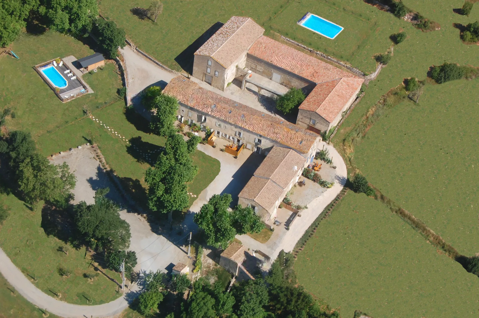 Gîte de groupe Domaine de Garille à Aragon — Vue aérienne du Domaine de Garille au milieu des vignobles du Cabardès, capacité 65 personnes