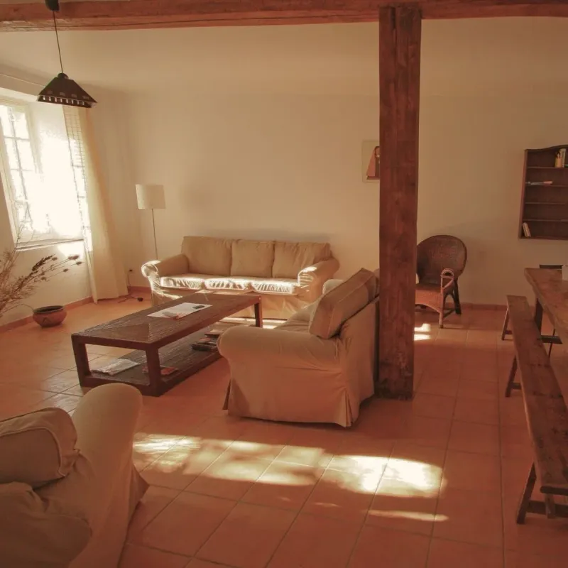 Le gîte La Maison du Régisseur dans les bâtiments en pierre du domaine