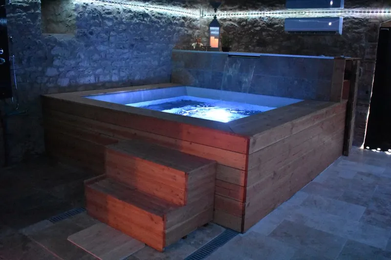 La piscine privative du domaine avec transats et vue sur la campagne audoise
