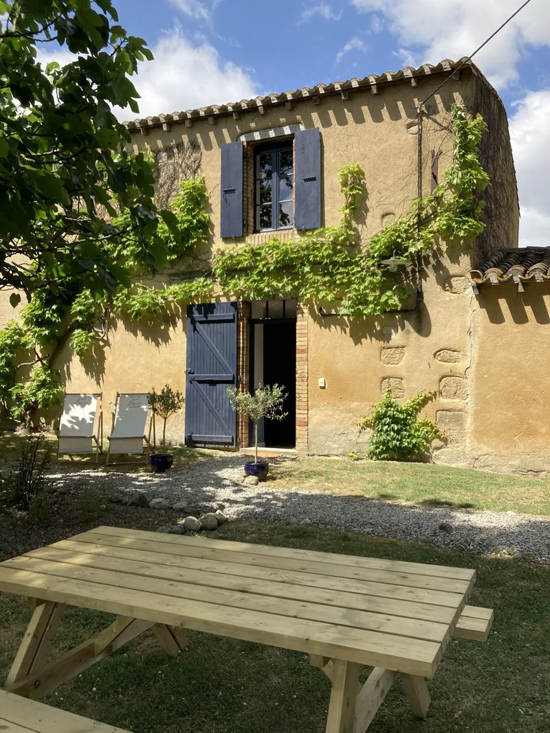 Le parc arboré et les espaces extérieurs du domaine