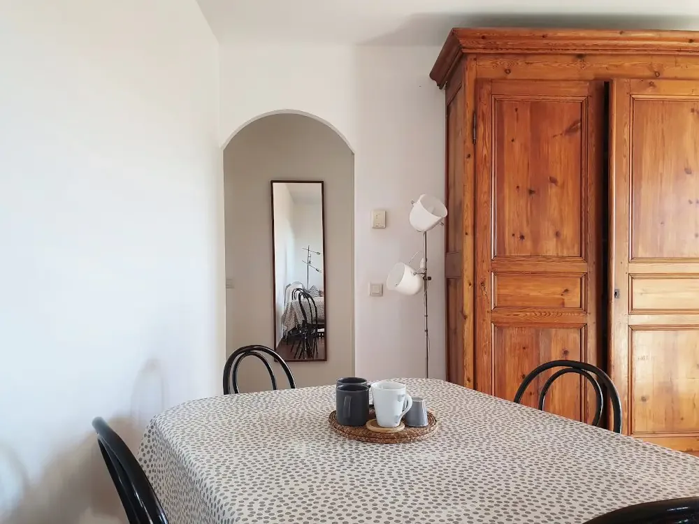 Gîte de groupe Les Gîtes du Cabardès à Ventenac-Cabardès — Séjour lumineux du gîte 1 avec coin salon et chambre attenante, capacité 14 personnes