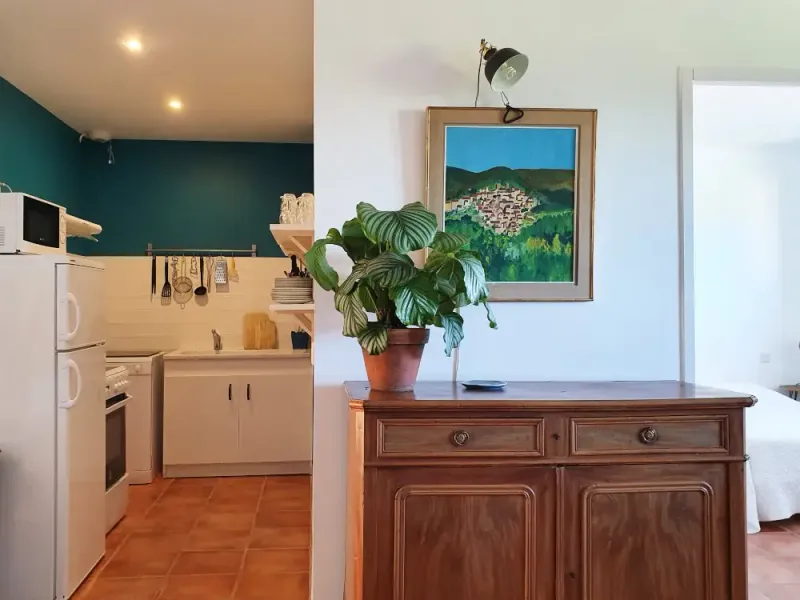 Le salon du gîte 3 avec cuisine équipée et buffet