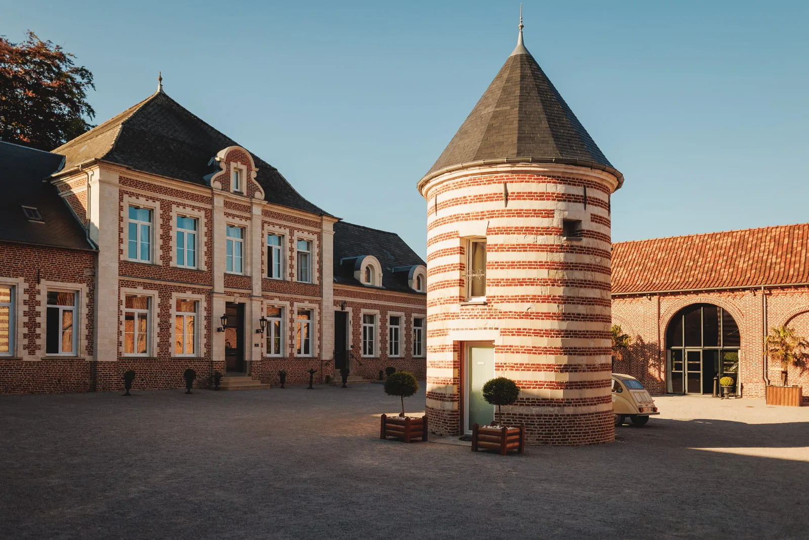 Gîte de groupe Domaine de la Traxène à Coupelle-Vieille — Vue extérieure du Domaine de la Traxène avec sa cour pavée et ses bâtiments en briques, capacité 80 personnes