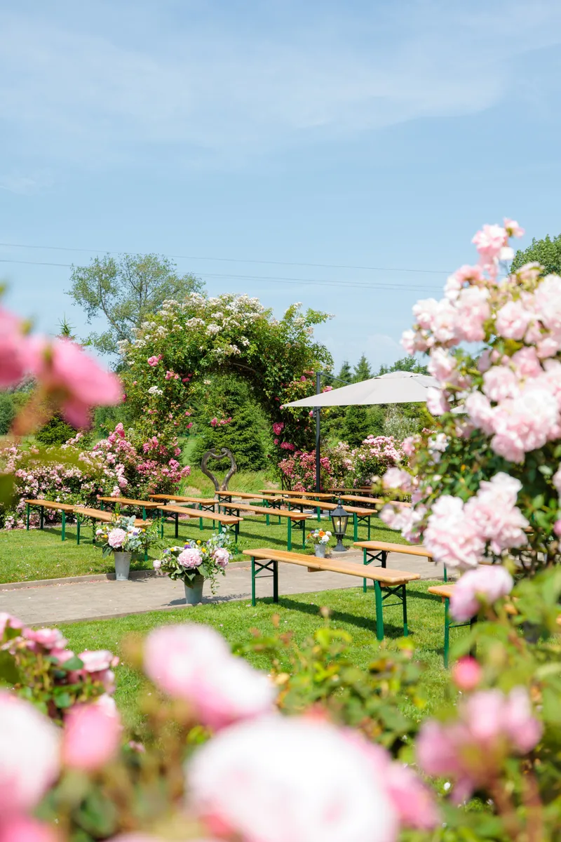 Les jardins paysagers et espaces extérieurs fleuris du domaine