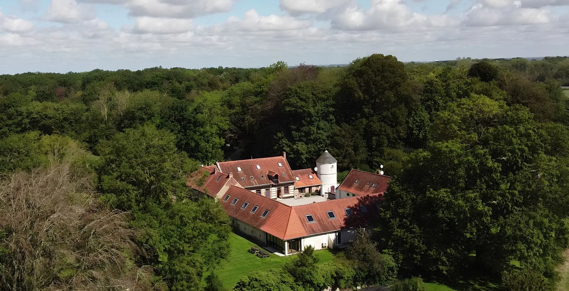 Gîte de groupe La Ferme de Wolphus à Zouafques — Vue aérienne du domaine de la Ferme de Wolphus dans le Parc des Caps et Marais d'Opale, capacité 49 personnes