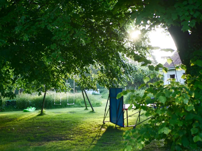 Le parc boisé et les prairies du domaine de treize hectares