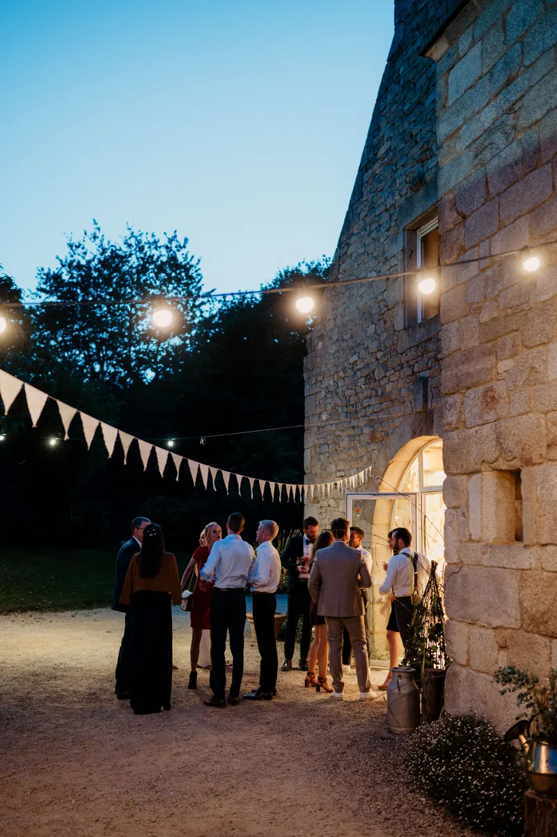 Vue extérieure du Clos de Trévannec avec les bâtiments en pierre et la cour