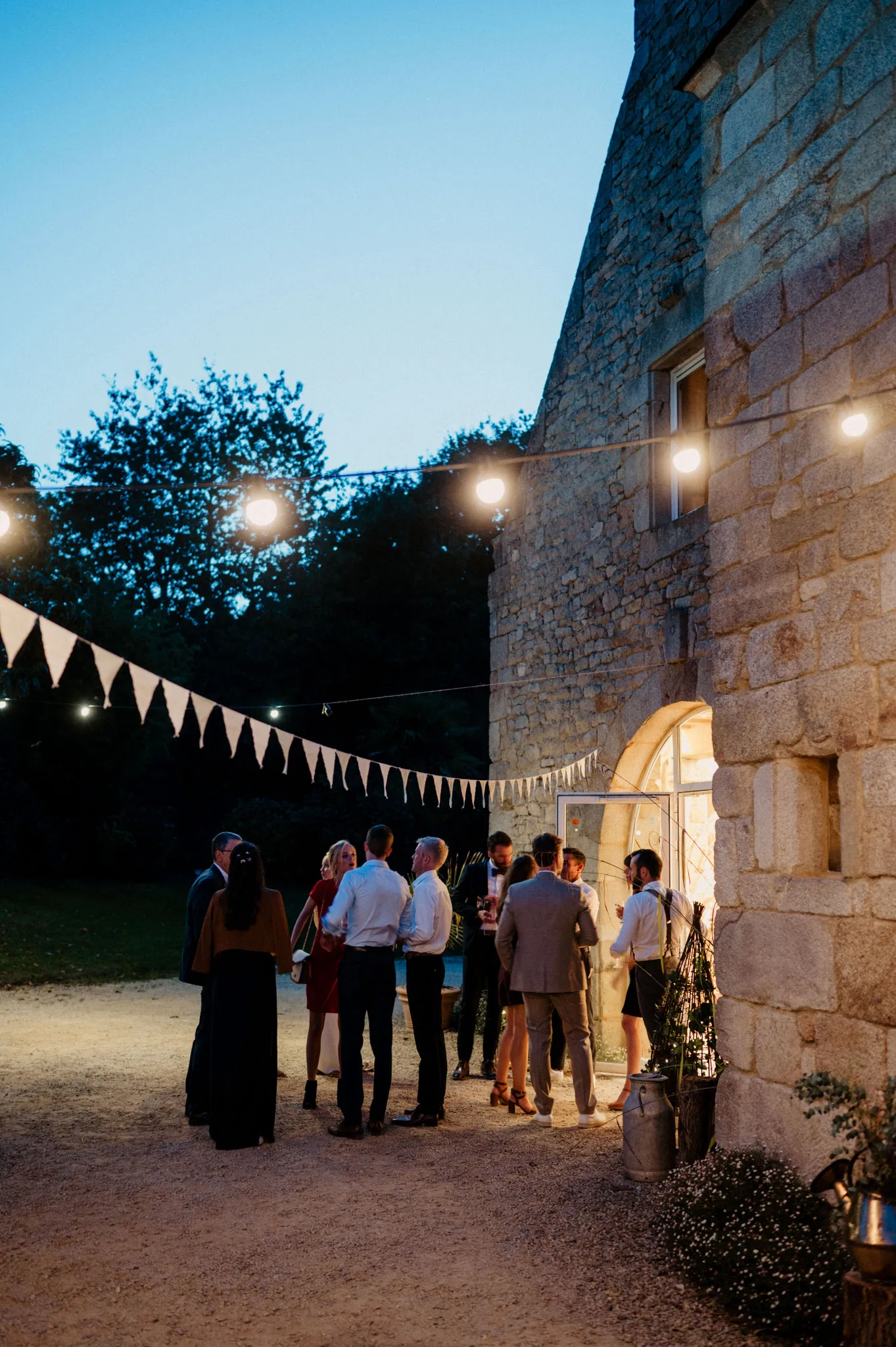 Gîte de groupe Le Clos de Trévannec à Pont-l'Abbé — Vue extérieure du Clos de Trévannec avec les bâtiments en pierre et la cour, capacité 43 personnes