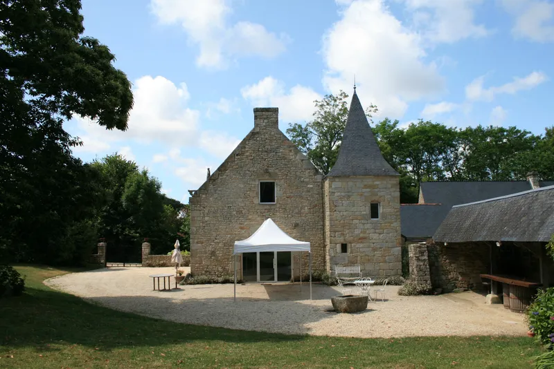 La cour intérieure fermée du domaine avec le préau