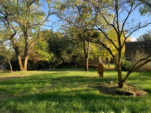 Gîte de groupe La Petite Toscane à Mauriac — Vue extérieure des gîtes de La Petite Toscane à Mauriac avec les cyprès, capacité 20 personnes
