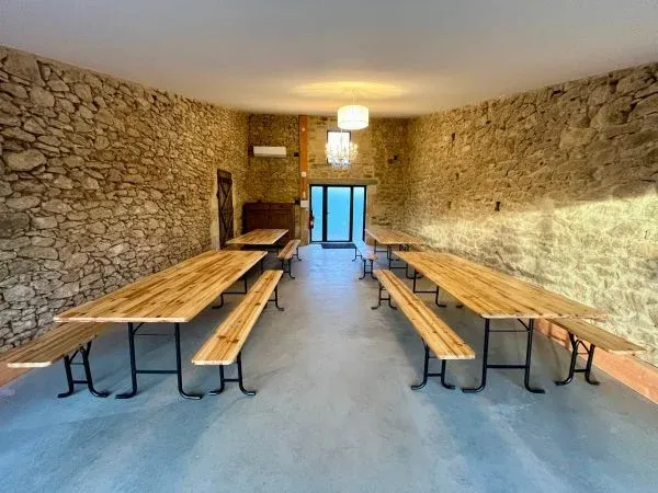 La salle de réception de 45 m² aménagée pour un repas de groupe