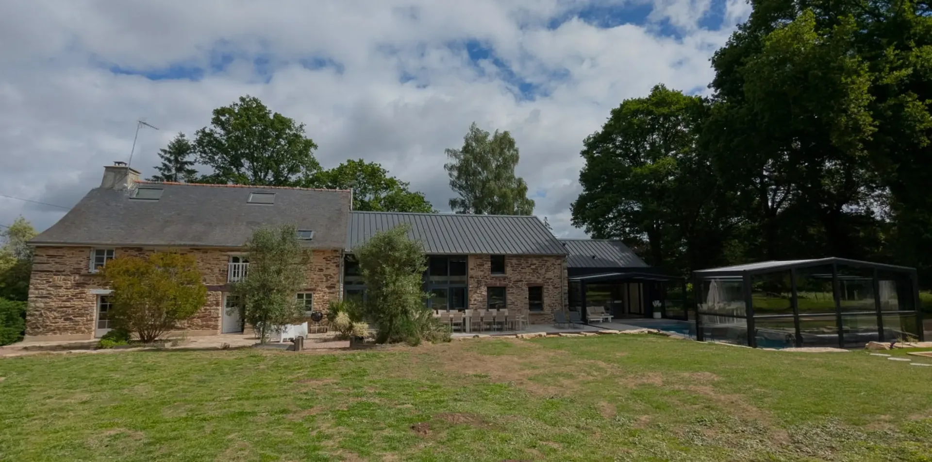 Gîte de groupe Parenthèse en Brocéliande à Paimpont — Vue extérieure du Refuge de Brocéliande dans la forêt de Paimpont, capacité 35 personnes