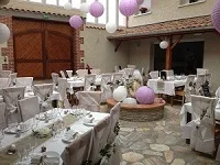Gîte de groupe Le Val Do Ré à Boisset-Saint-Priest — Vue extérieure de la ferme rénovée du Val Do Ré à Boisset-Saint-Priest, capacité 64 personnes
