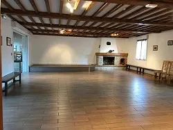 Le salon avec canapés, baby-foot et espace de détente