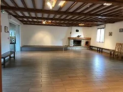 Le salon avec canapés, baby-foot et espace de détente