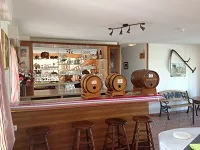 La piscine extérieure avec transats et parasols