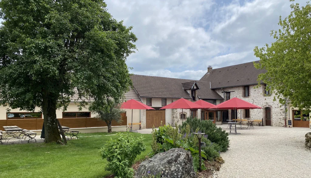 Gîte de groupe Aux Hirondelles du Chêne à Leuvrigny — Vue extérieure du domaine Aux Hirondelles du Chêne dans le vignoble champenois, capacité 51 personnes