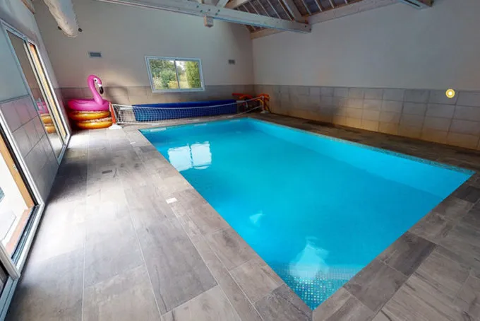 La piscine couverte chauffée du domaine