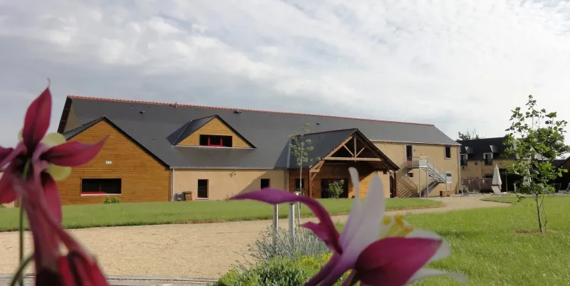 Gîte Le D à 7 Faces — gîte de groupe à Parné-sur-Roc