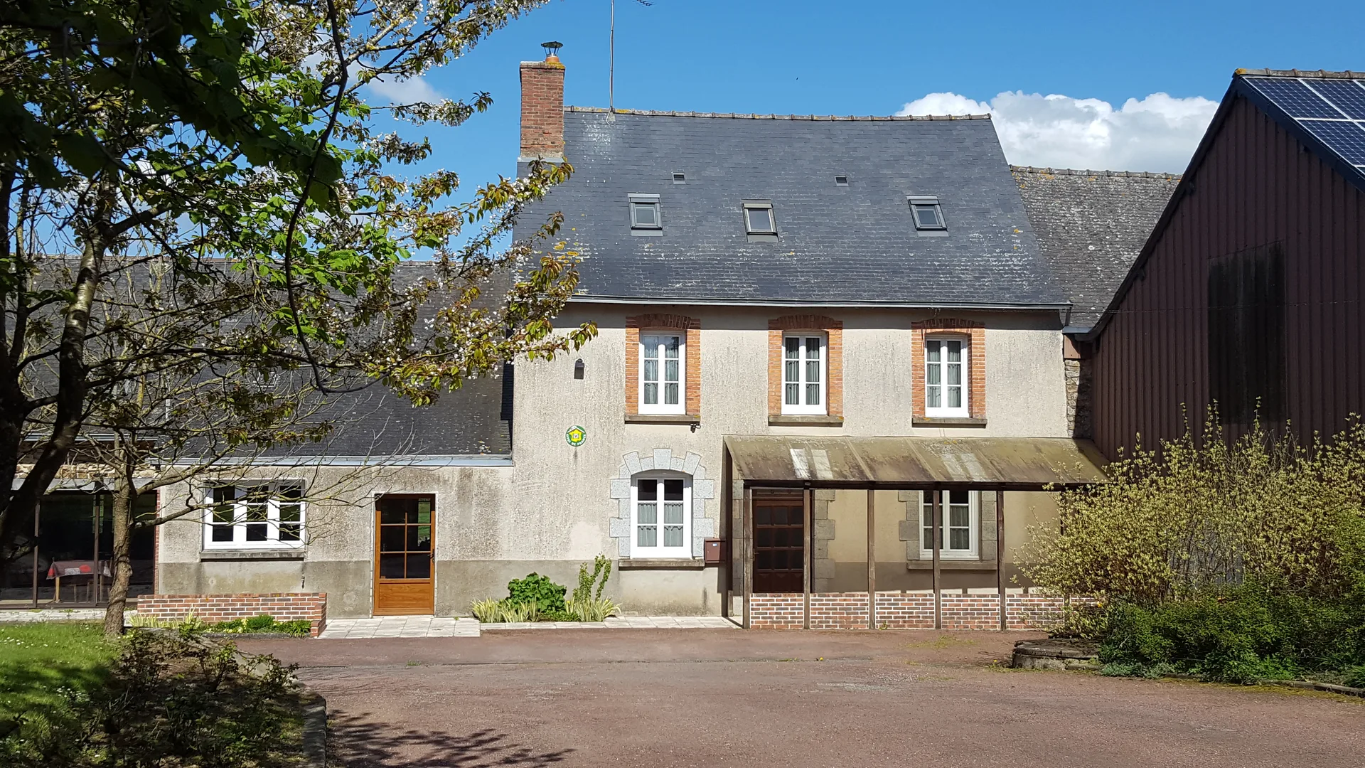 Gîte de groupe Gîte de La Grange - La Basse Forterie à La Selle-Craonnaise — Photo 1 de Gîte de La Grange - La Basse Forterie à La Selle-Craonnaise, capacité 29 personnes