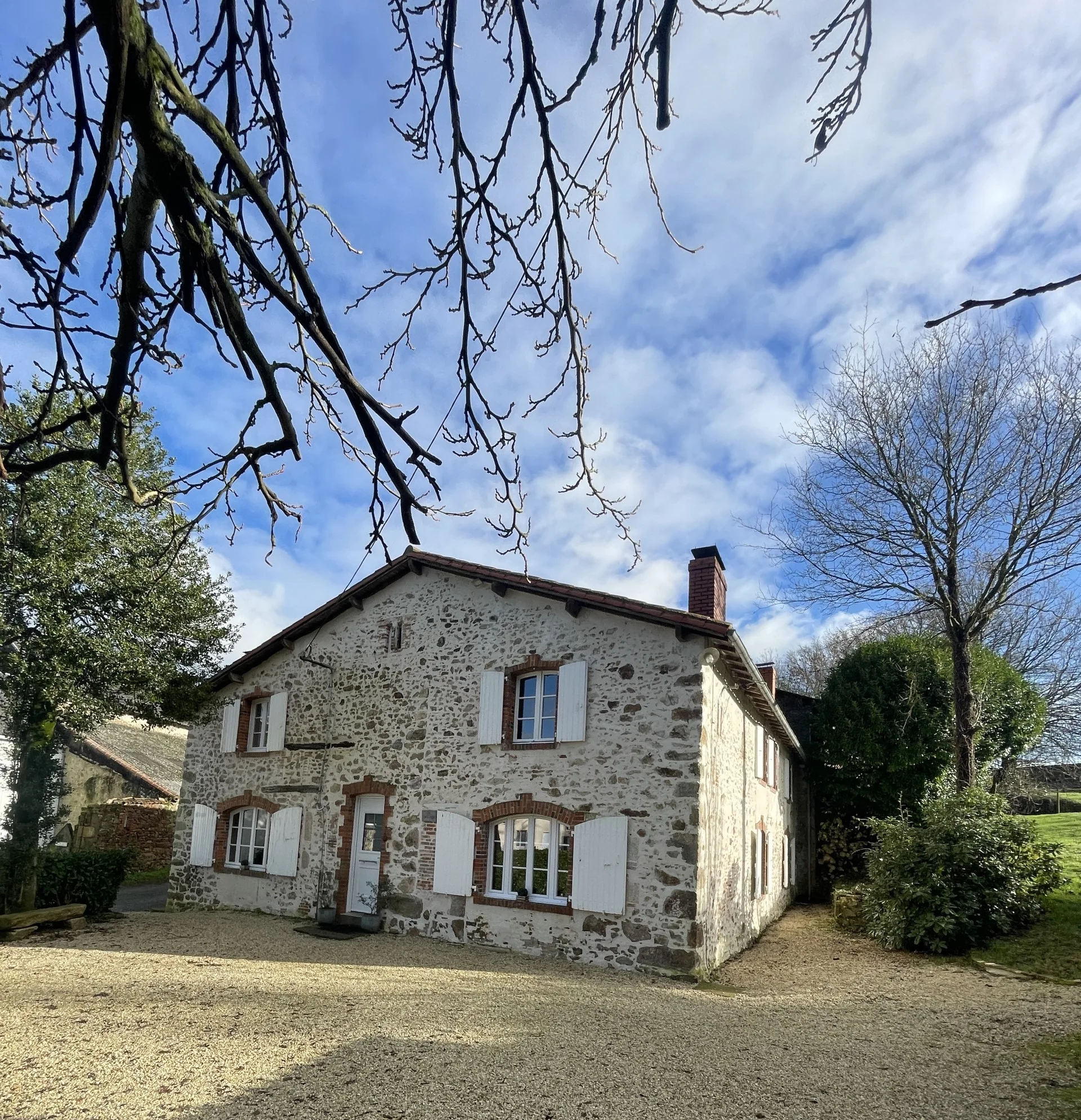 Gîte de groupe Gîte Chez Papy et Le Petit Canasson à Combrand — Photo 1 de Gîte Chez Papy et Le Petit Canasson à Combrand, capacité 20 personnes