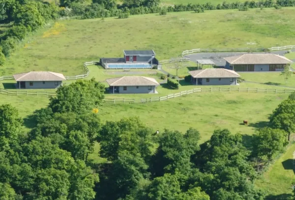 Vue aérienne du domaine Gîte et Nature, bâtiments écologiques dans un cadre bocager entre Nantes et Vendée
