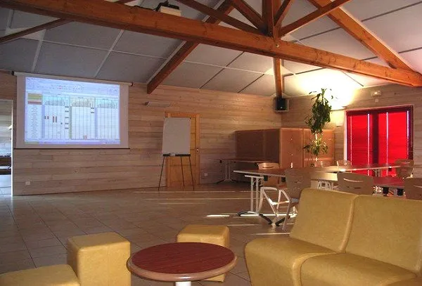 Salle de réunion et séminaire au Gîte et Nature, espace de travail en groupe
