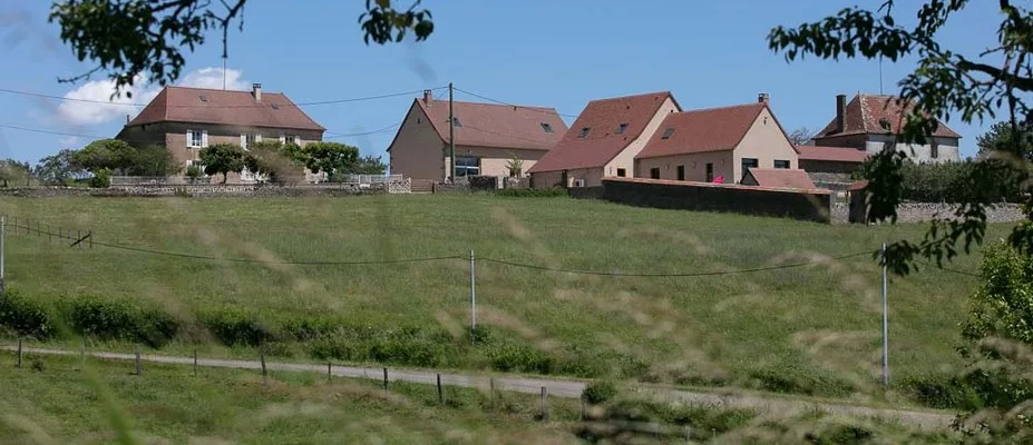 Gîte de groupe Le Fenil de Joanny à Varenne-l'Arconce — Vue extérieure du Fenil de Joanny, ancienne ferme restaurée à Varenne-l'Arconce en Saône-et-Loire, capacité 15 personnes