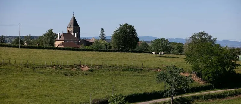 Extérieur du domaine de la Grange de Marraine, cadre bocager du Charolais-Brionnais