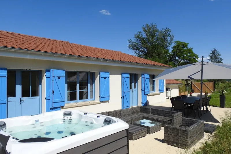 Jardin et espaces extérieurs de L'Étape du Général, gîte de groupe en Haute-Marne