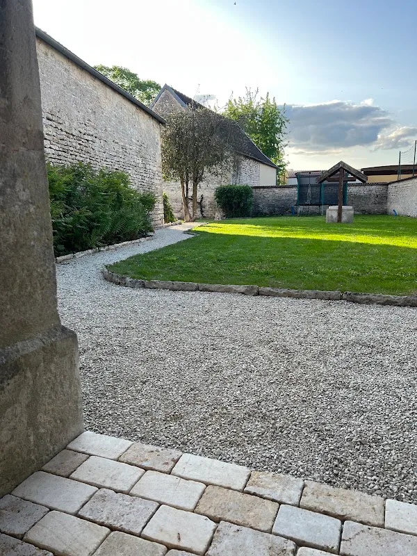 Gîte de groupe Gîte des Hamy à Arc-en-Barrois — Extérieur du Gîte des Hamy, allée d'entrée du domaine à Arc-en-Barrois en Haute-Marne, capacité 20 personnes