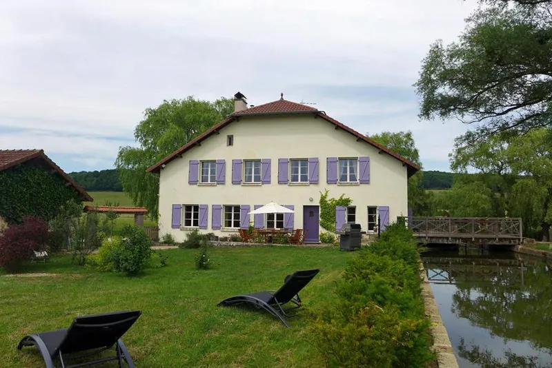 Moulin d'Offrécourt avec rivière, gîte de groupe 4 étoiles en Haute-Marne