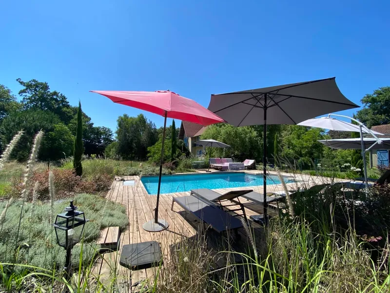 Piscine et terrasse du Baccara Lodge, gîte de groupe haut de gamme dans les Landes