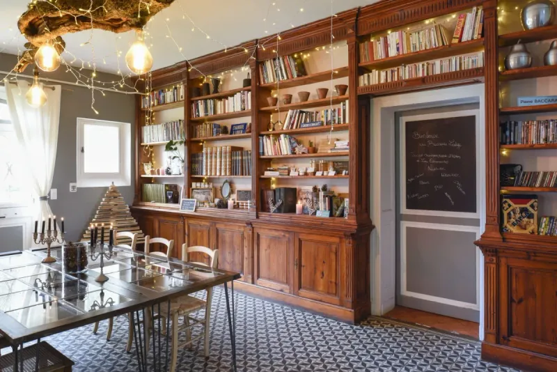 Salle à manger du Baccara Lodge, intérieur élégant du gîte de groupe à Arengosse dans les Landes