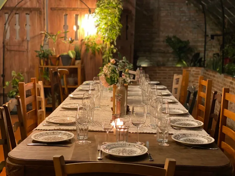 Table dressée en terrasse au Baccara Lodge, dîner de groupe en plein air dans les Landes