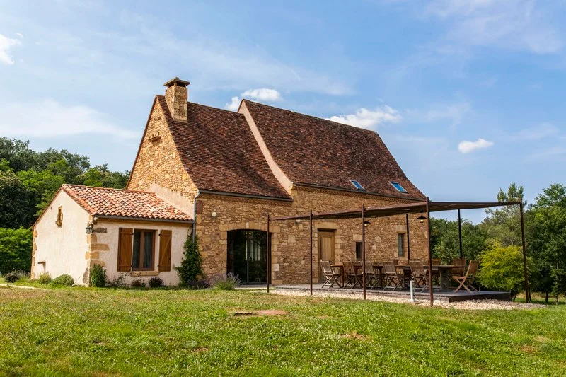 Gîte de groupe Le Villageou à Larzac — Piscine chauffée 12×6 m avec bassin enfant, entourée de transats et terrasse en bois, capacité 20 personnes