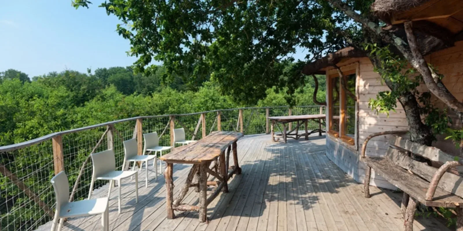 Gîte de groupe DOMAINE DE DIENNÉ à DIENNE — Découvrez notre salle des chars, perchée dans les arbres, capacité 500 personnes