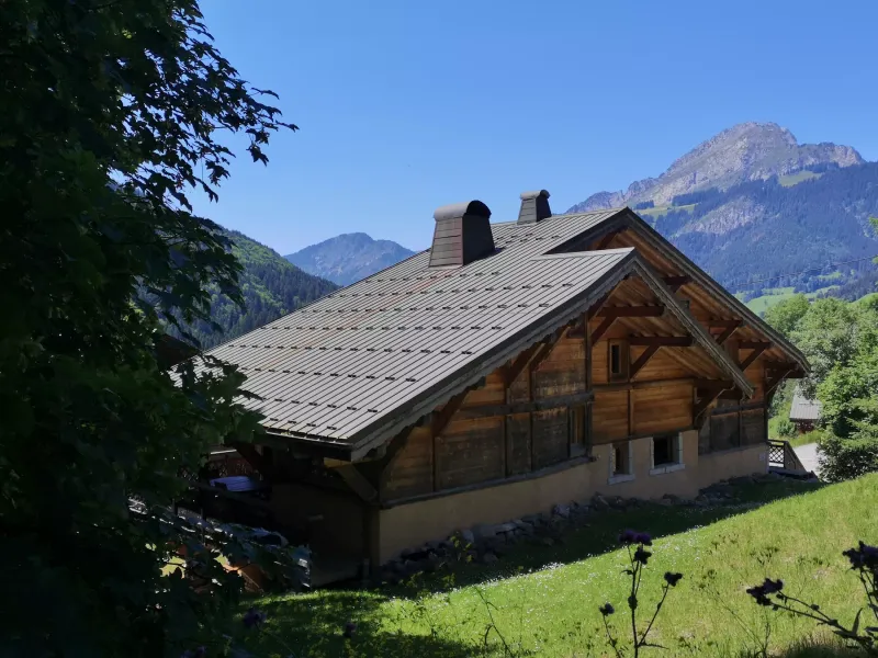 Cuisine entièrement équipée du chalet alpin pour la préparation des repas de grands groupes