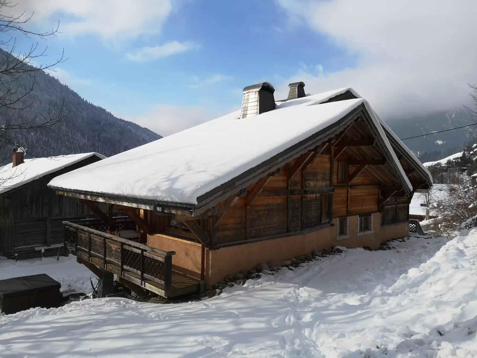 Gîte de groupe Chalet Le Bois Robin à La Chapelle-d'Abondance — Façade extérieure du Chalet Le Bois Robin en hiver avec la neige et les montagnes des Portes du Soleil, capacité 30 personnes