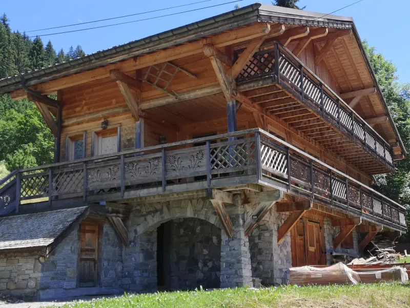 Grande pièce à vivre de 80 m² avec salon cheminée et salle à manger pour les repas de groupe