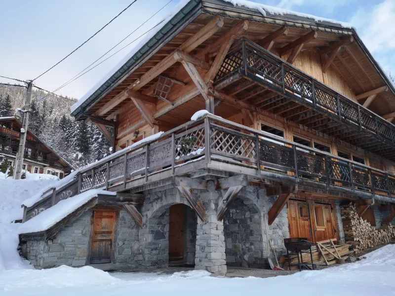Chambre double lumineuse avec salle d'eau privative dans le chalet montagnard de Haute-Savoie