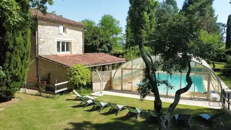Piscine privée de La Buissière avec terrasse ensoleillée et mobilier de jardin dans le Quercy