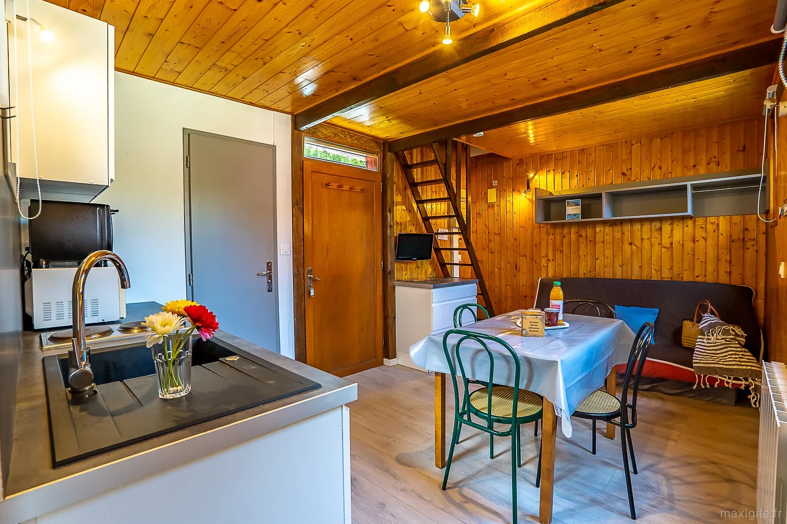 Intérieur chalet Alsace Wormsa, salon chaleureux en bois pour 4 à 6 personnes