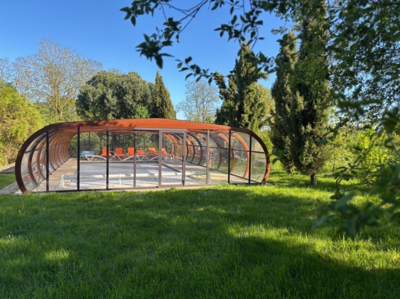 Piscine chaufee sous abri avec volet