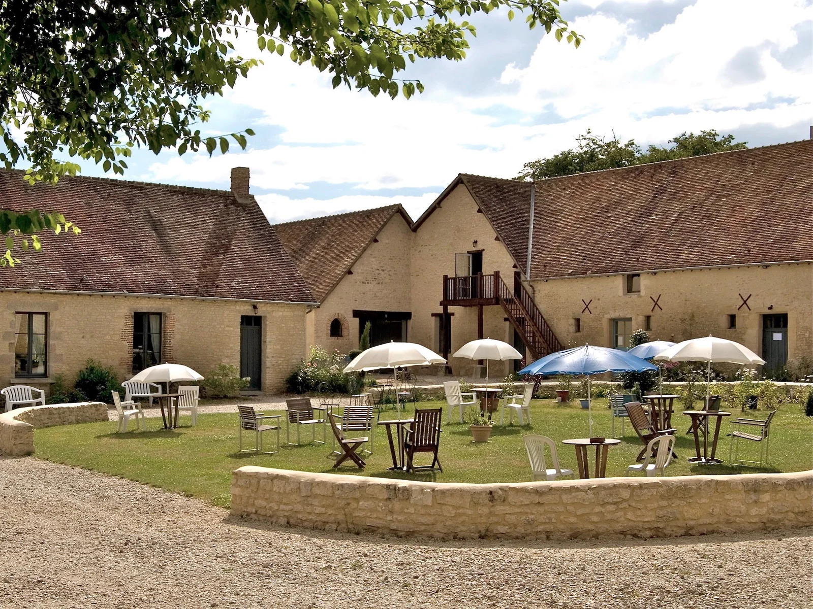 Gîte de groupe Le Domaine de la Cour à Aunou sur Orne — Cour centrale pavée du Domaine de la Cour, espaces de vie extérieurs pour les événements, capacité 70 personnes
